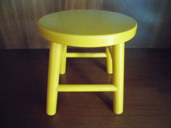 Banquinho amarelo mdf